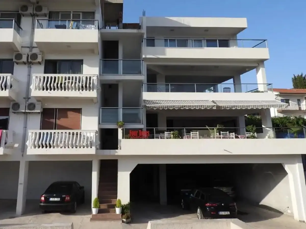 Apartments and Rooms Four Roses