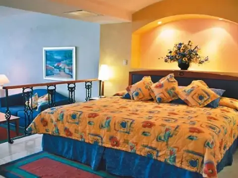 Casa Real Hotel & Suites - Photo 2