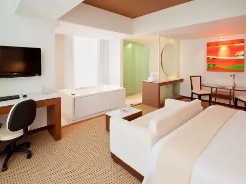 Holiday Inn - Photo 4