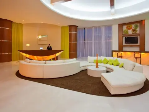 Holiday Inn - Photo 2