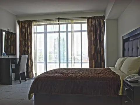 Hotel Queenton - Photo 2
