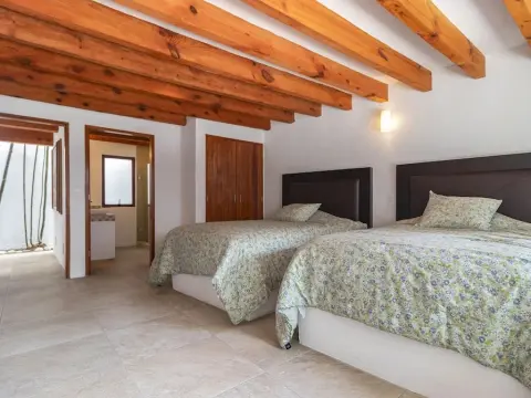 Lake view house with private pool - Photo 1