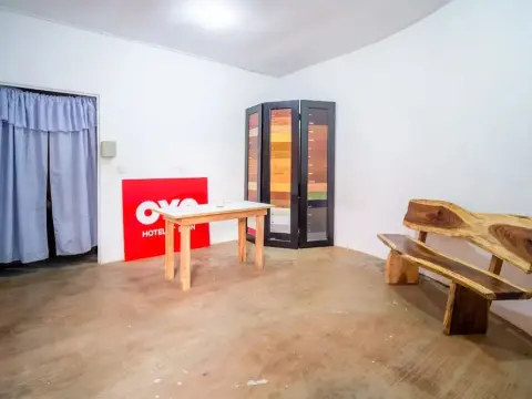 Oyo Hotel D Leon - Photo 2