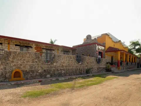 OYO Hotel Villas De San Miguel Media Luna - Photo 1