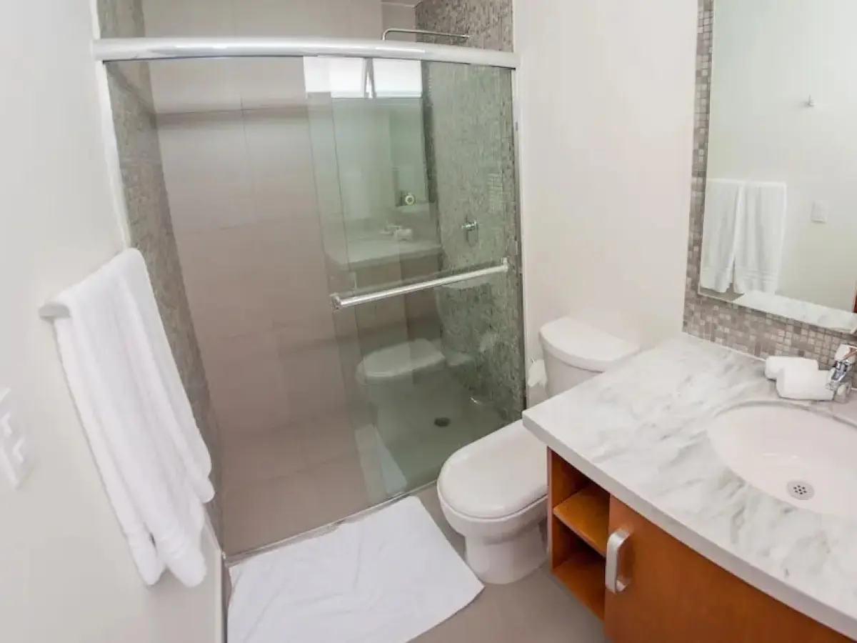 Spacious 2BR condo with great location by Happy Address