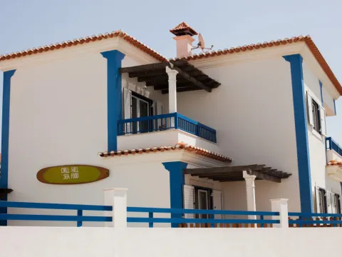 Ericeira Chill Hill Hostel & Private Rooms - Sea Food - Photo 1