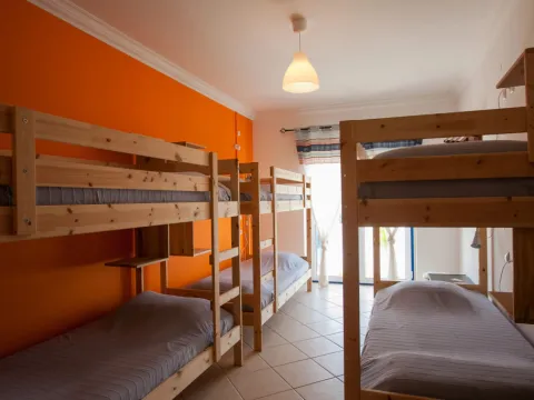 Ericeira Chill Hill Hostel & Private Rooms - Sea Food - Photo 3
