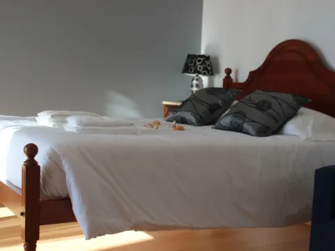Ericeira Chill Hill Hostel & Private Rooms - Sea Food - Photo 4