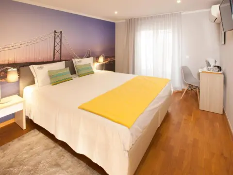 Famous Crows Lisbon Suites - Photo 3