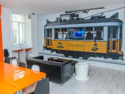 Golden Tram 242 Lisbonne Hostel - Photo 2