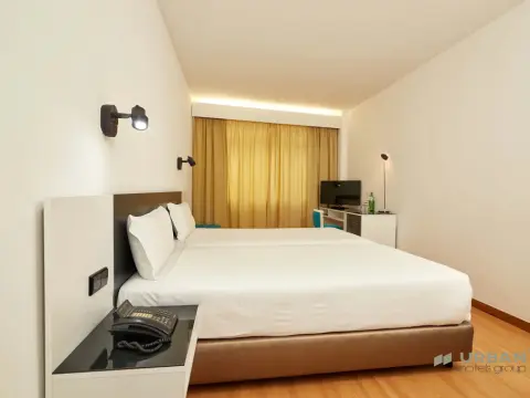 Urban Hotel Amadeos - Photo 3