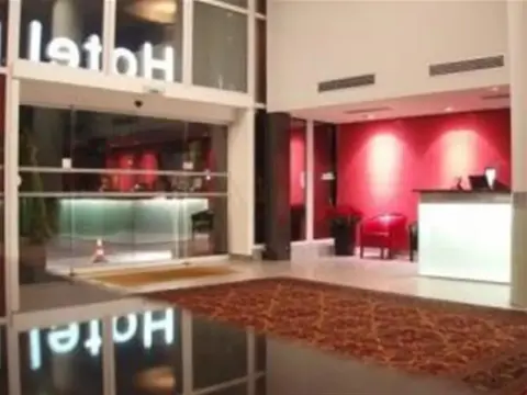 Urban Hotel Amadeos - Photo 2