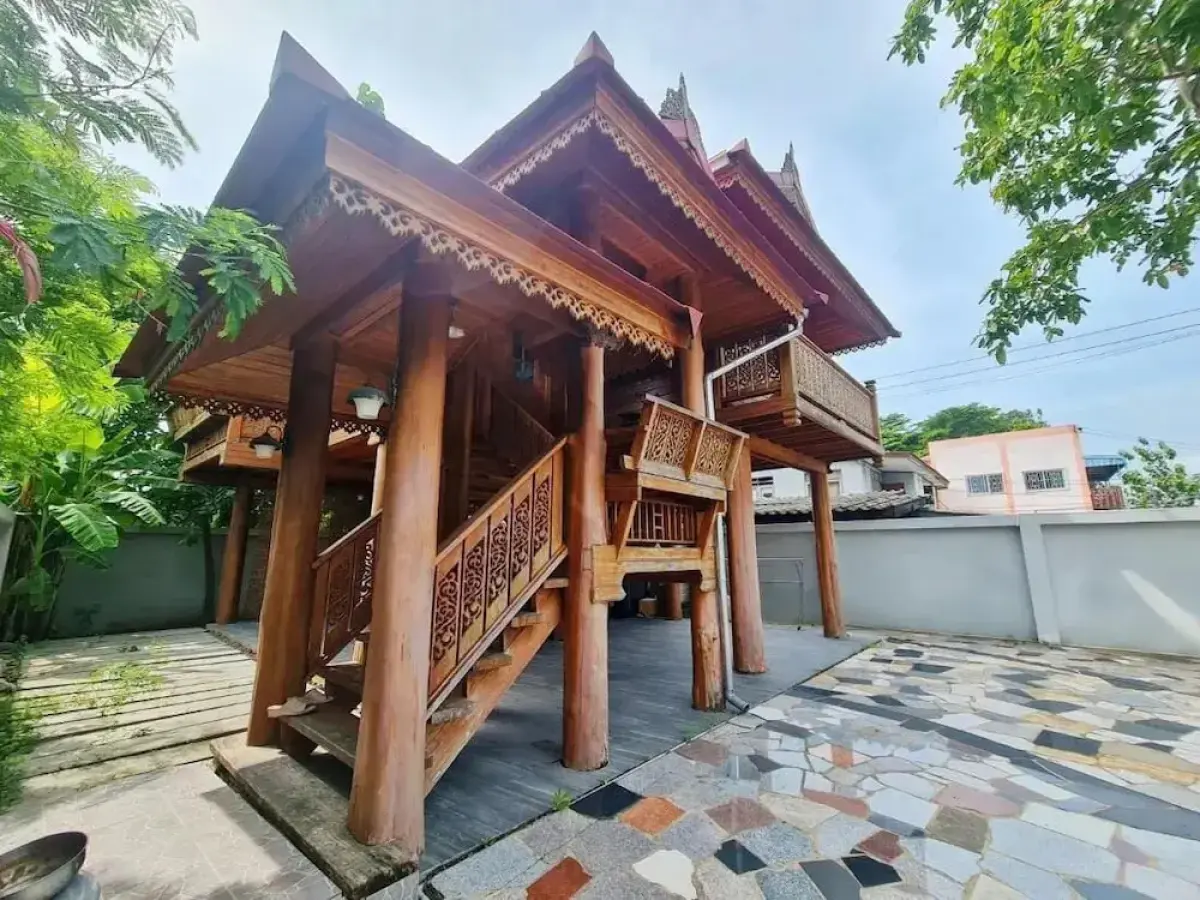 300 Years Old Wooden House w 3 Bedrooms and big Yard