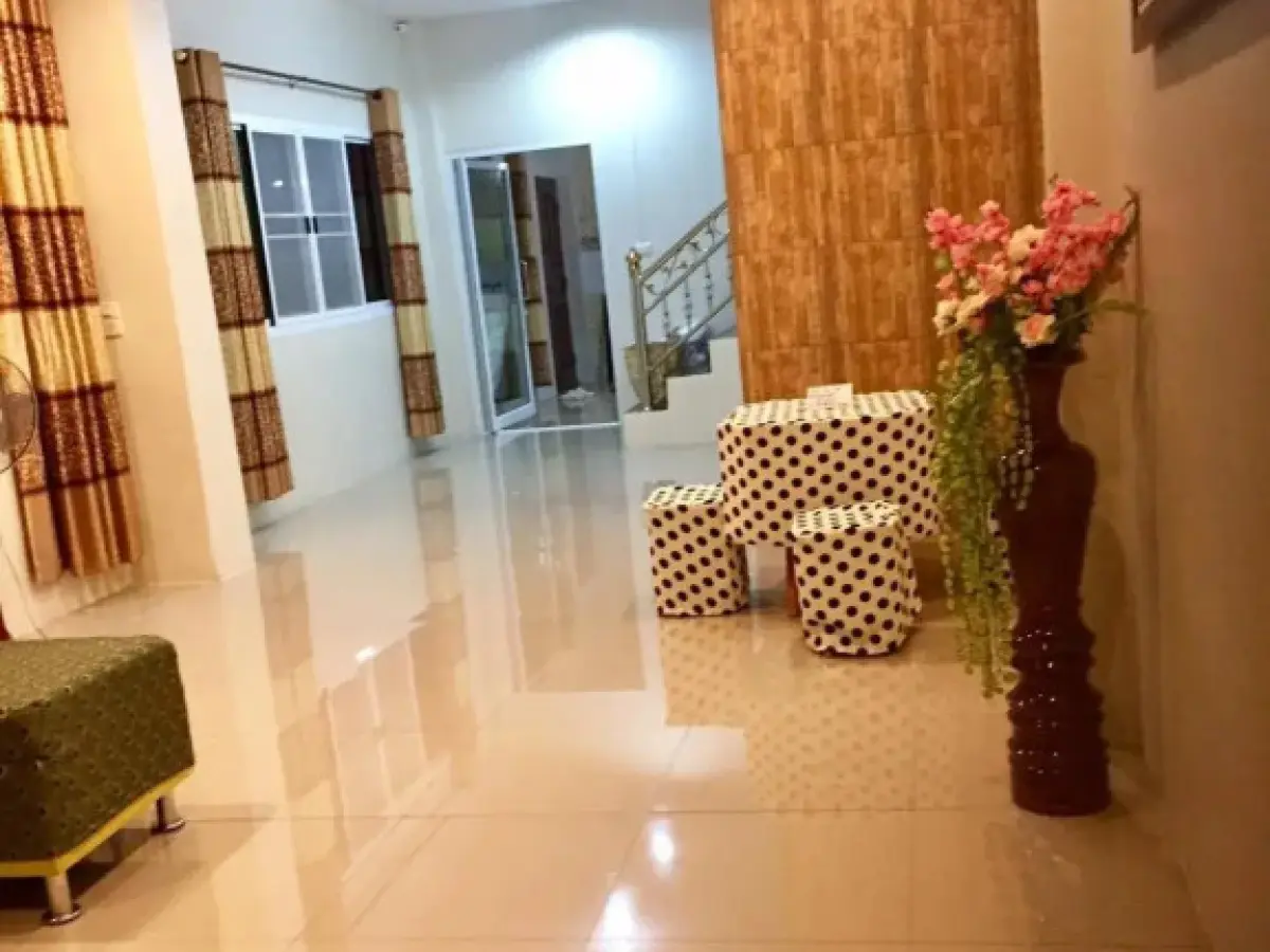 Apinsaya House