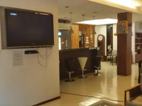 At One Inn Hualamphong Hotel - Photo 2