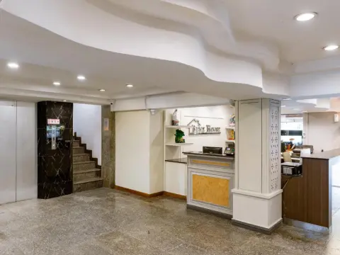 Benz House - Photo 2