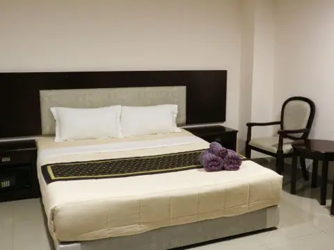 Chaplin Inn - Photo 2