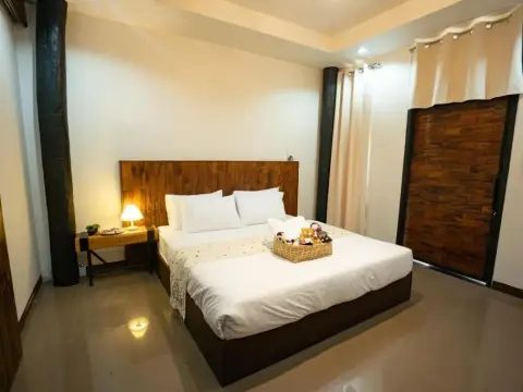 Croissant hotel and cafe - Photo 3