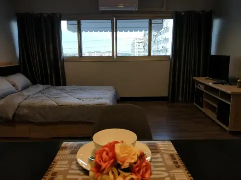 Deluxe at Popular Condo - Photo 3