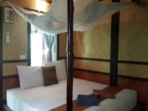 Dolphin Bungalows - Photo 1