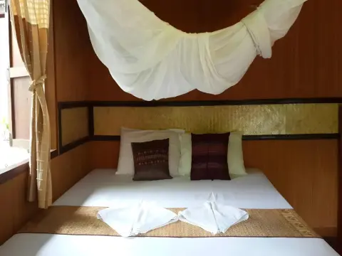 Dolphin Bungalows - Photo 2