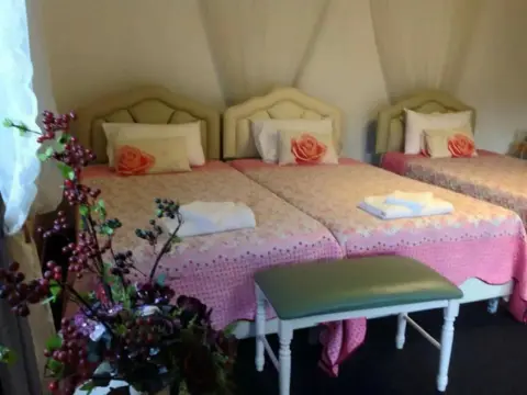 Flora Hill Resort - Photo 3