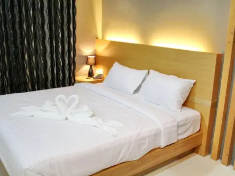 Golden Pool Hotel - Photo 4