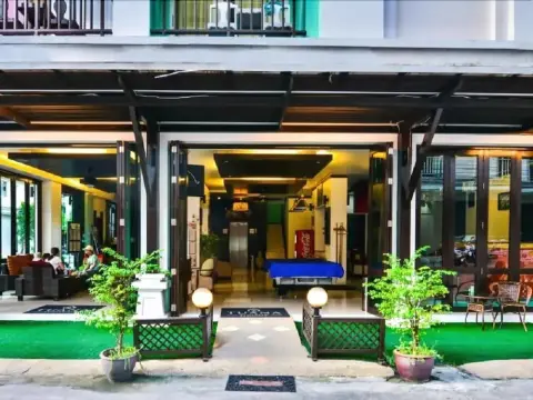 Hawaii Patong Hotel - Photo 1