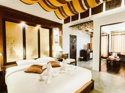 Initial Dawn Riverside Villa - Photo 3