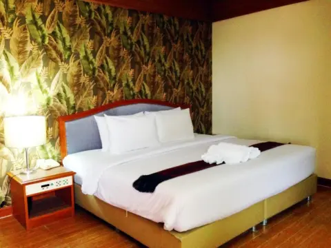 JP Emerald Hotel - Photo 2