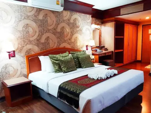 JP Emerald Hotel - Photo 3