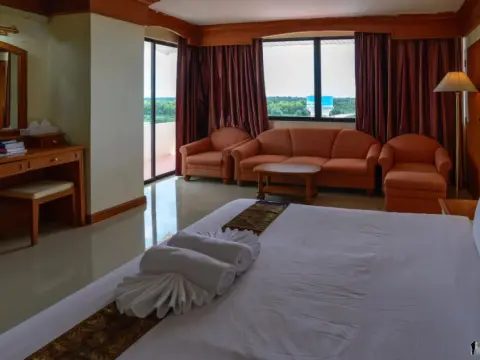 JP Emerald Hotel - Photo 4