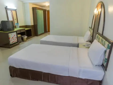 Lake Inn Hotel - Photo 4