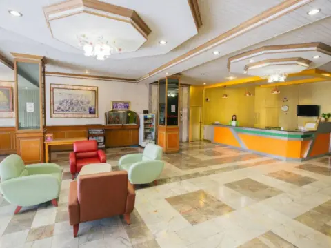 Lake Inn Hotel - Photo 2