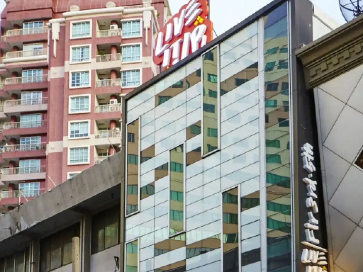 LiveitUp Asok Hostel