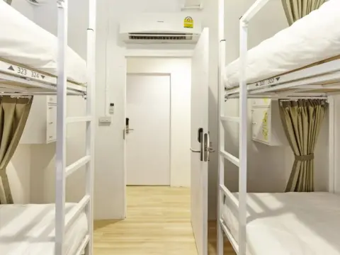 LiveItUp Chitlom Hostel - Photo 4