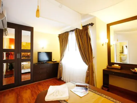 Mirth Sathorn Hotel - Photo 4