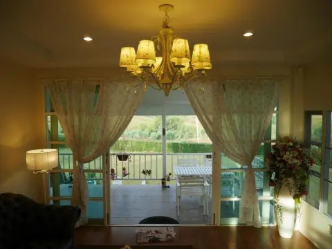 Misty English Cottage - Photo 3