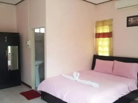 Navy House - Photo 2