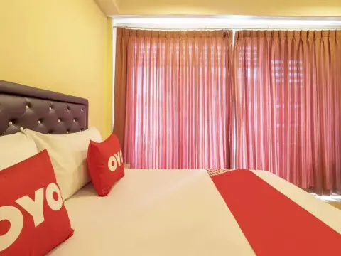 OYO 75350 Hole In One Bar Hotel - Photo 2