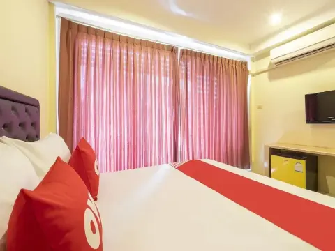 OYO 75350 Hole In One Bar Hotel - Photo 3