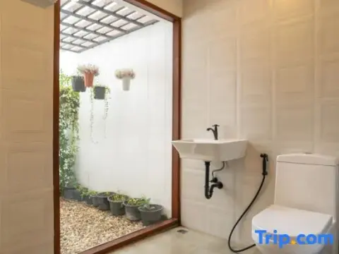 Phi Private Villa: Luxury 4 beds Riverside & Pool: Near old town*Breakfast, Laundry, Free pickup - Photo 2