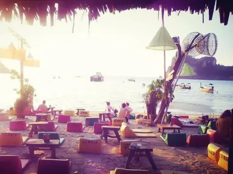 Stones Bar Dorm Rooms and Restaurant - Photo 4