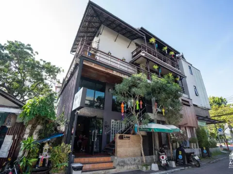 The Arak Bed Bar and Hostel - Photo 1