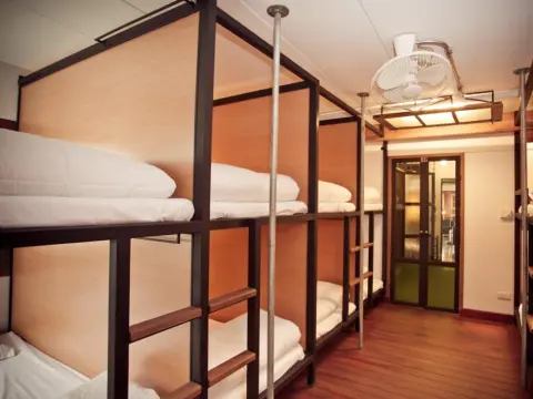 The Arak Bed Bar and Hostel - Photo 4