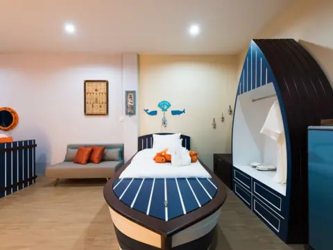 The Iconic Hotel - Photo 2