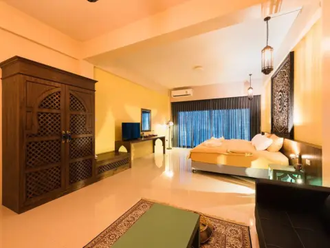 The Iconic Hotel - Photo 3