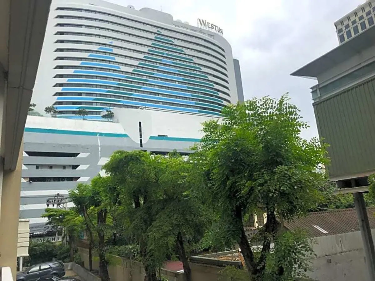 Twin Peaks Sukhumvit Suites