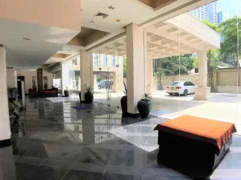 Twin Peaks Sukhumvit Suites - Photo 2