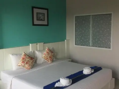 Waen Petch Place - Photo 2